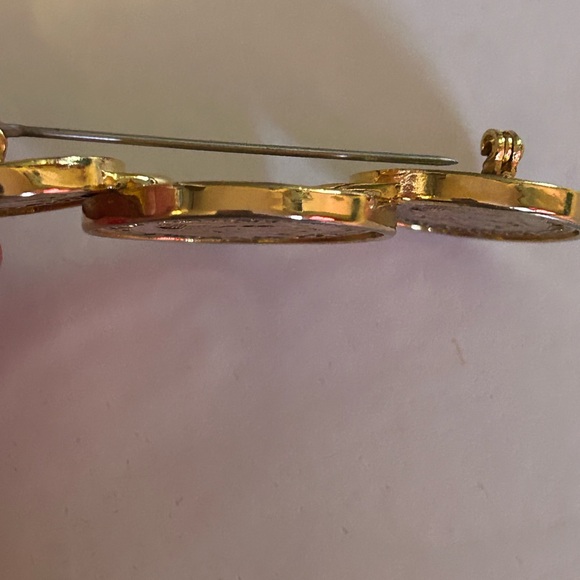 Gorgeous Gucci brooch gold tone not sure what metal bits it’s stunning 😍 - Picture 12 of 12